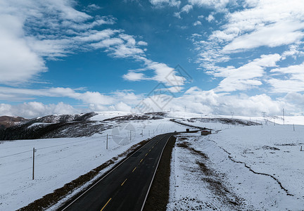 冬天被冰雪覆盖的山间盘山公路图片