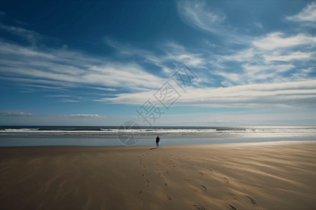 高清素材人物蓝天白云下的大海背景