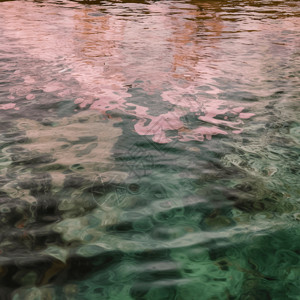 粉红色的水与清水混合背景图片