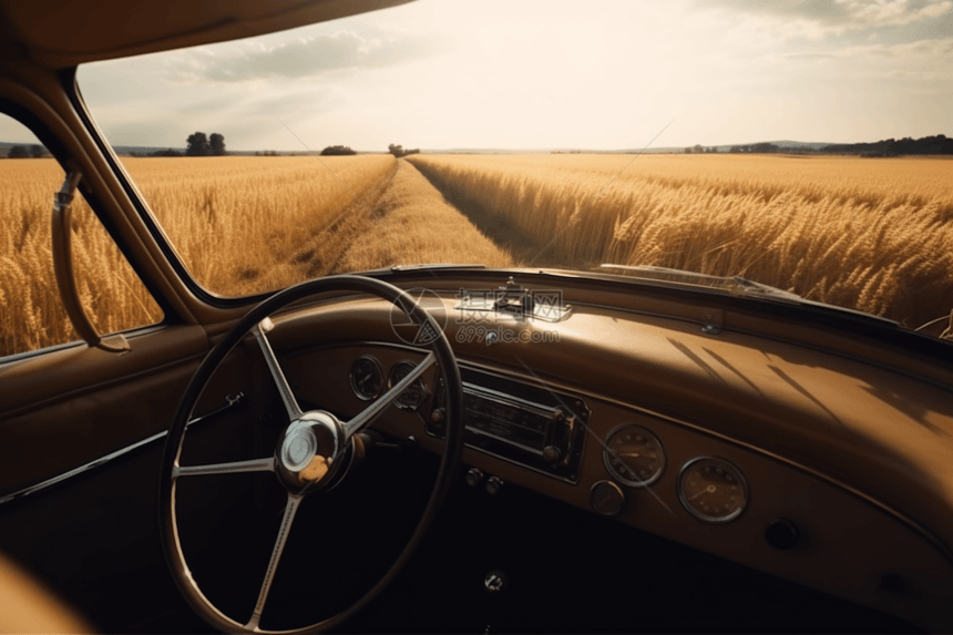 老式汽车在蜿蜒的田地上行驶图片