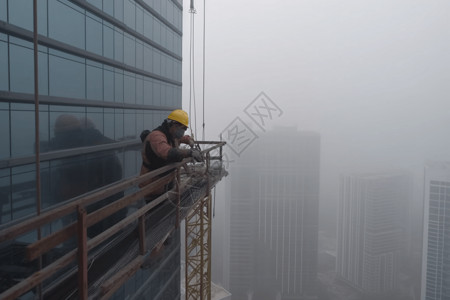 高层建筑上工作的工人图片