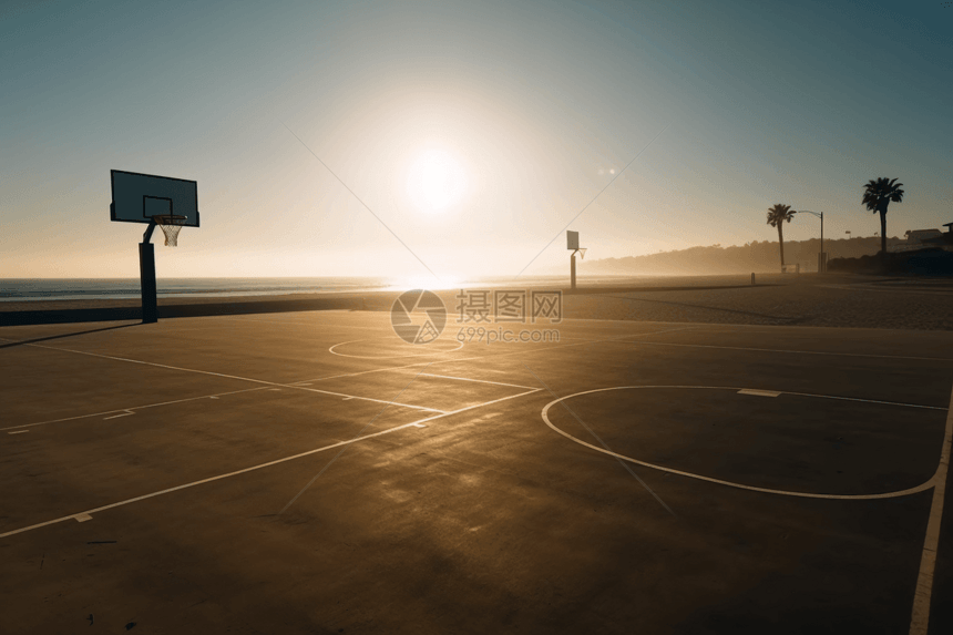 空旷的沥青场地，有篮球架、阳光和海滩图片