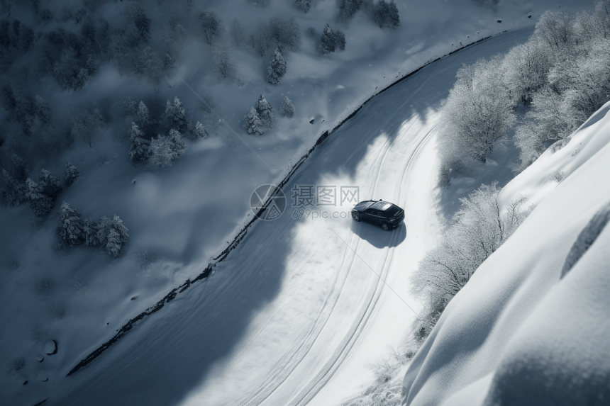 白雪皑皑的山谷里的一辆汽车图片