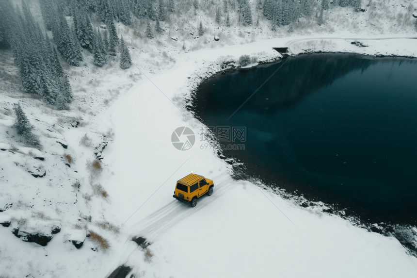 黄色的吉普车驶过雪山图片