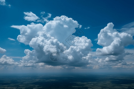 晴朗天空中的云海图片