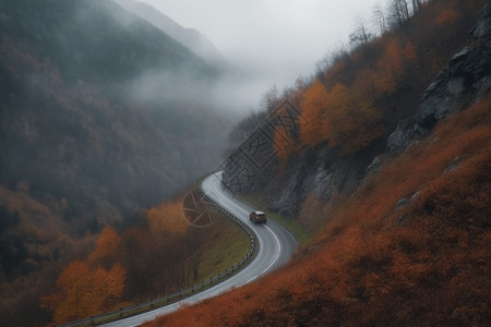 行驶在山路上的汽车图片