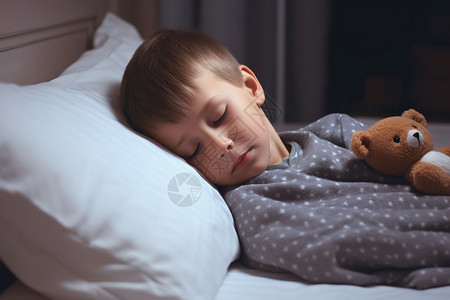 睡梦中可爱的小男孩睡在床上背景