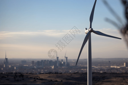 城市风力涡轮机背景图片