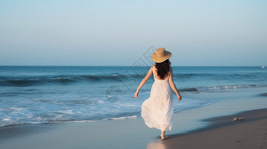 美丽的女人走在沙滩上背景