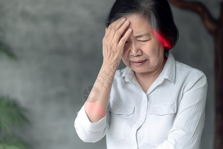 风湿病学家头晕的中老年女性设计图片