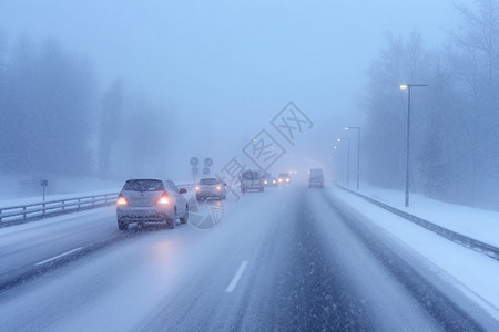 能见度低暴雪天气的道路背景