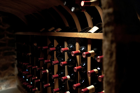 酒窖中的葡萄酒高清图片