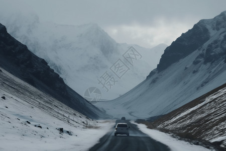 积雪山峰汽车驶过雪山设计图片