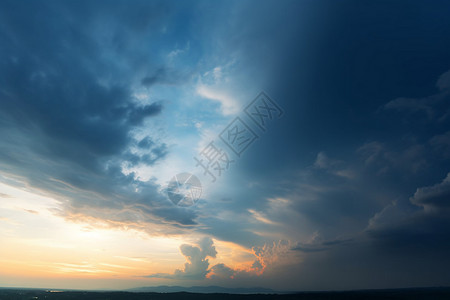 雷暴前的乌云天空图图片