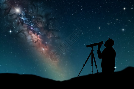 天文学家用望远镜看星星和月亮图片图片