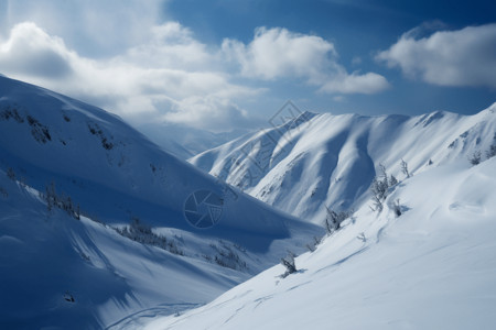 覆盖着冰雪的山坡图片