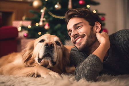外国男人和狗狗共度圣诞节图片