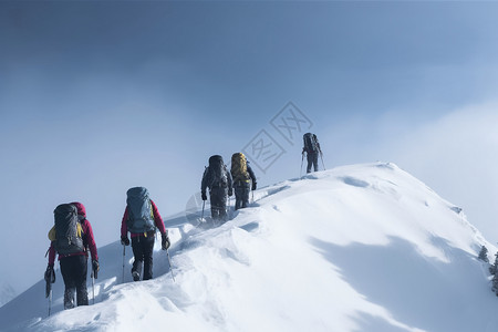 爬上一座雪山的登山者图片