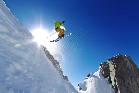 滑雪者从雪山滑下背景图片