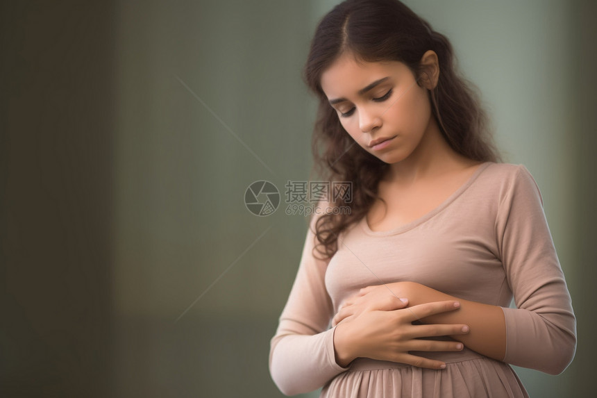 女孩捂着疼痛的肚子图片