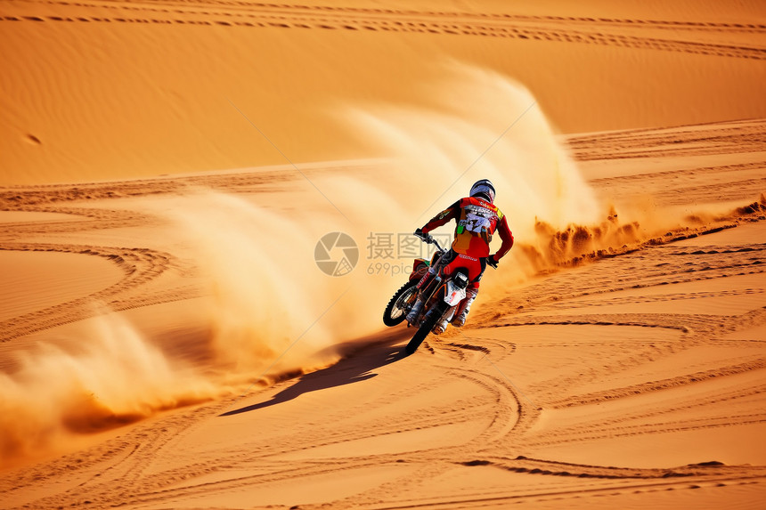 沙漠中的摩托车越野赛图片