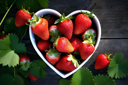 新鲜采摘的草莓背景图片