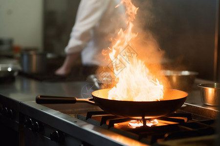 厨房里着火的煎锅高清图片