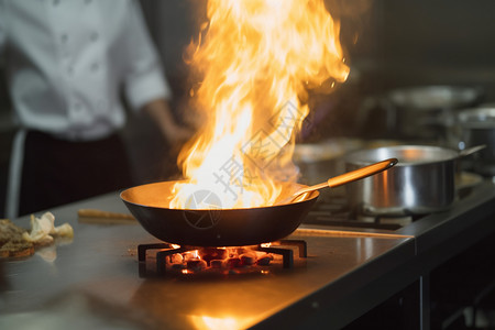 厨师的煎锅在着火高清图片