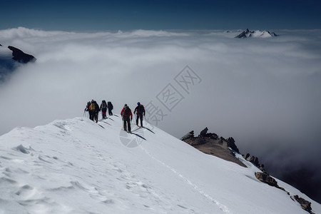 一群登山者爬雪山图图片