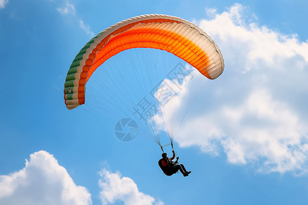 载人滑翔伞在蓝天飞行图片高清图片