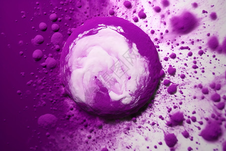白色油漆紫色抽象背景图片