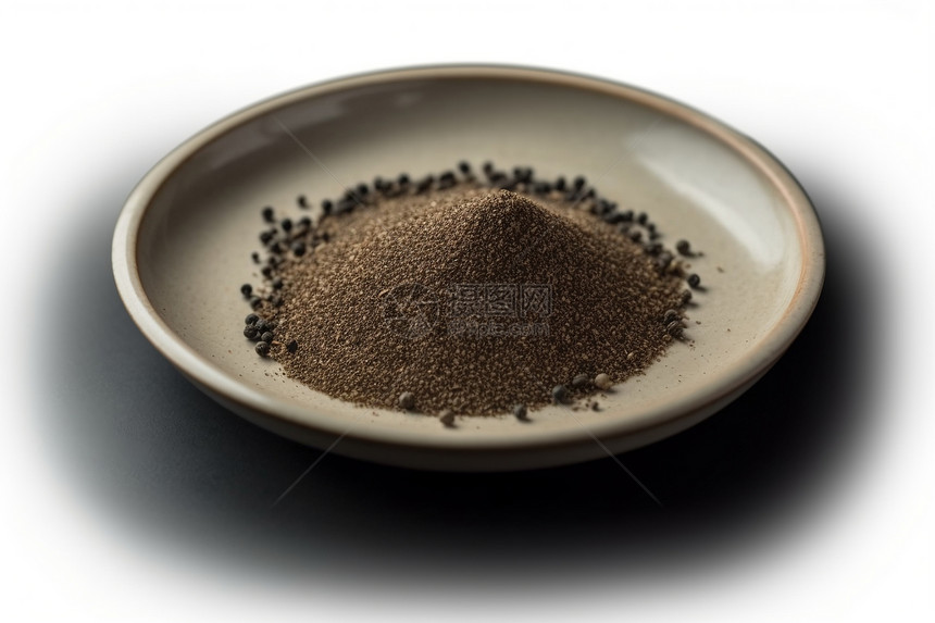 小瓷盘中的黑胡椒粉图片