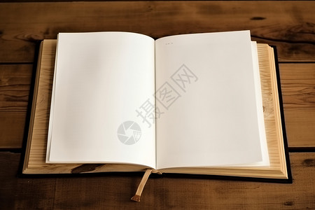 木板背景上的空白书页背景图片