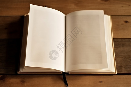 空页木板上的一本空白的书背景