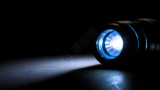 黑暗中手电筒的蓝光特写镜头图片