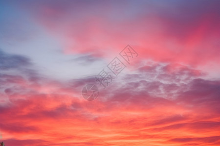 粉红色日落天空五彩五颜六色的云层背景