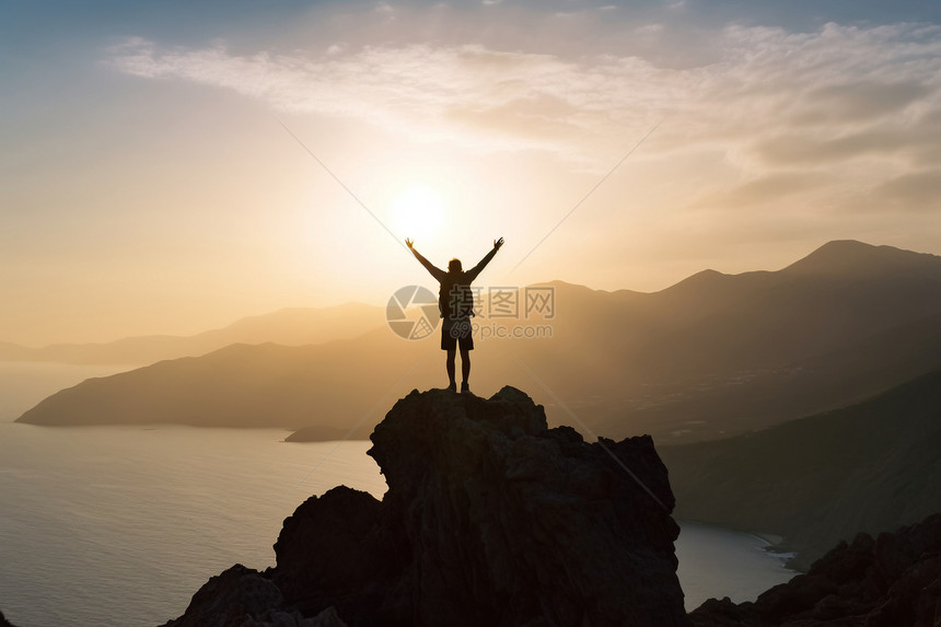 山脉徒步旅行的男子图片