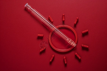 红色注射器疫苗接种红色背景设计图片