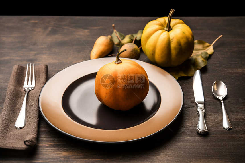 叉子和刀子空盘子桌子上有成熟的南瓜和梨图片