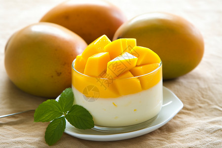 美味的酸奶芒果甜点图片
