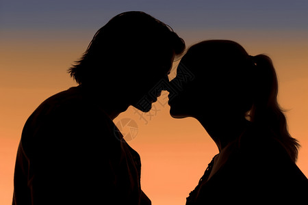 相爱的情侣接吻剪影图片