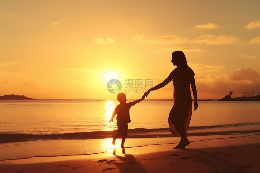 日落时在海滩上母亲和孩子的剪影图片