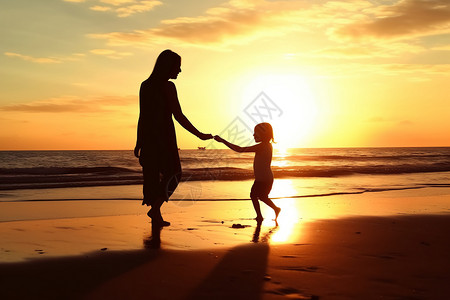 海滩上玩耍的孩子日落时母亲和孩子在海滩上玩耍背景