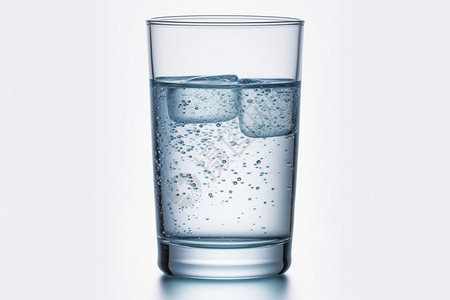 在灰色背景上的一杯水中高清图片