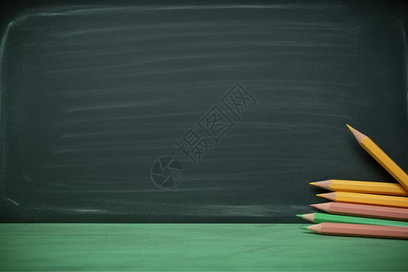 黑板上的铅笔背景图片