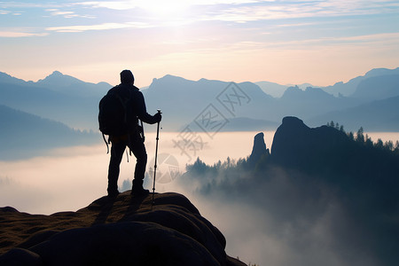 徒步旅行者站在迷雾谷上方攀爬高清图片素材