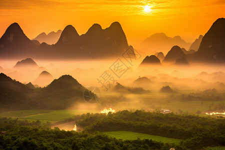 被吓到羊被雾气笼罩的群山背景