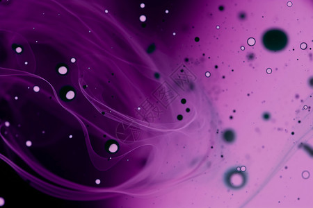 黑色烟雾的紫色背景图片
