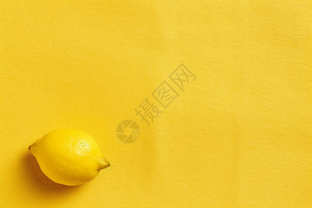 黄色背景里的柠檬背景图片