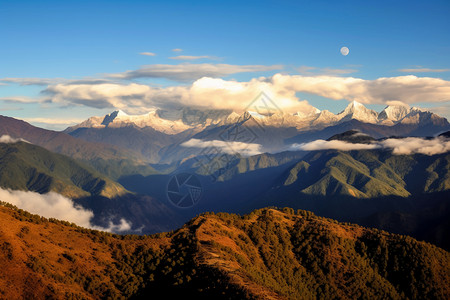 山脉和远处的雪山背景图片